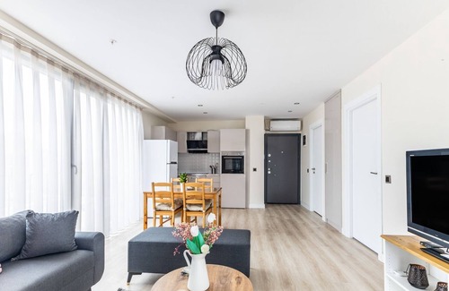 Umraniye Apartment | Chic, Modern and Spacious Flat near Finance City