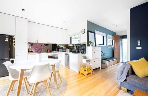 Preston House | Chic modern home with private backyard and carpark