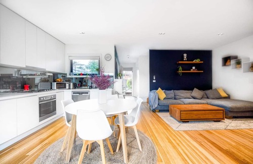 Preston House | Chic modern home with private backyard and carpark