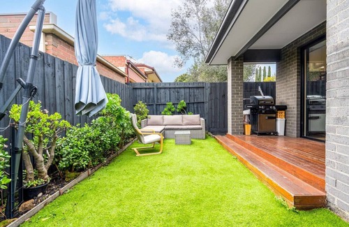 Preston House | Chic modern home with private backyard and carpark