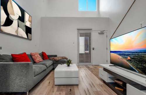 Wilshire Apartment | Chic Modern Loft in Hollywood 1 Bedroom with Balcony & Free Secure Parking