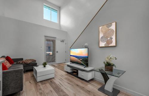Wilshire Apartment | Chic Modern Loft in Hollywood 1 Bedroom with Balcony & Free Secure Parking