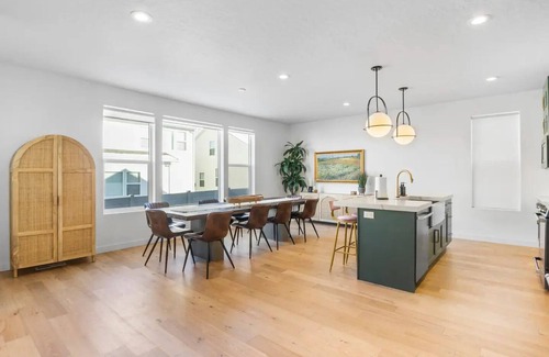 Kaysville House | Chic Modern Retreat - Sleeps 10, Hot Tub, Weights