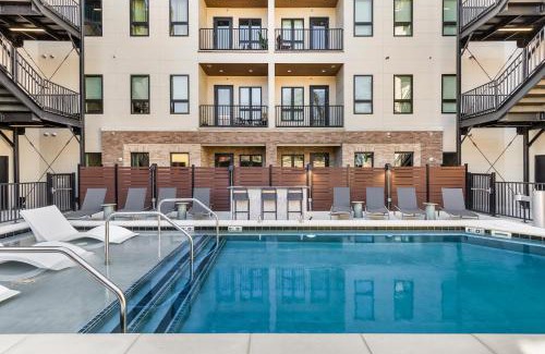 Edgehill Apartment | Chic Music Row Condo Rooftop Deck with City View Gym Office and More