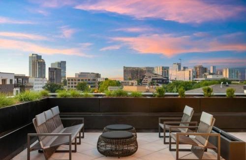 Edgehill Apartment | Chic Music Row Condo Rooftop Deck with City View Gym Office and More