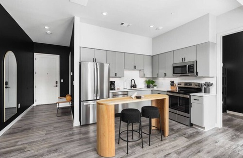 Edgehill Apartment | Chic Music Row Condo - Pool, Rooftop Deck with City View, Gym, Office + More!