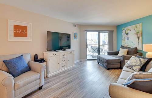 Myrtle Beach Condo | Chic Myrtle Beach Condo: Walk to the Beach!