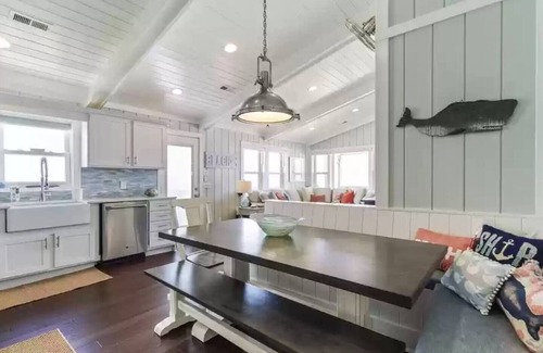 Long Beach House | Chic oceanfront house for cozy beach getaway