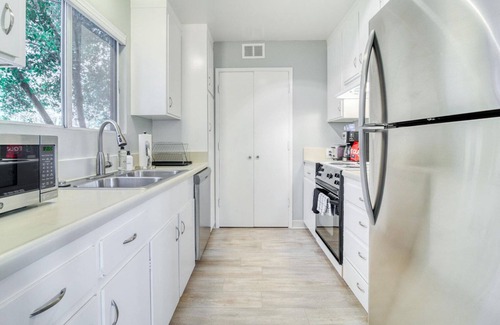 University South Apartment | Chic Palo Alto 2BR w/Balcony, nr Shopping & Dining, by Blueground