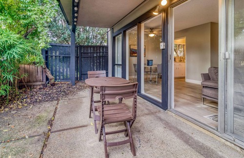 University South Apartment | Chic Palo Alto 2BR w/Balcony, nr Shopping & Dining, by Blueground