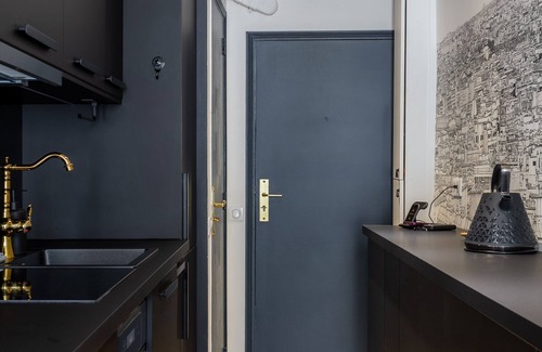 Quartier de la Roquette Apartment | Chic Paris cocoon: artsy haven in trendy Charonne