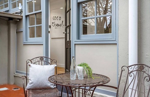 Woollahra Apartment | Chic Pied-à-Terre + Private Courtyard near Bondi