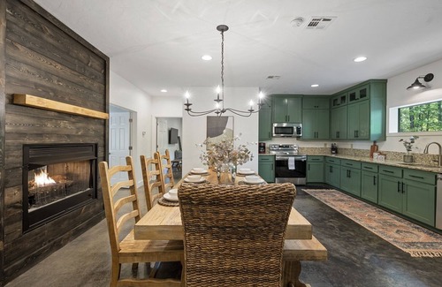 Broken Bow Cabin | Chic, Playful, and Perfectly Appointed-🎱Pool Table, 🔥Hot Tub, 🌟Pet Friendly!