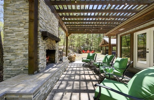 Broken Bow Cabin | Chic, Playful, and Perfectly Appointed-🎱Pool Table, 🔥Hot Tub, 🌟Pet Friendly!