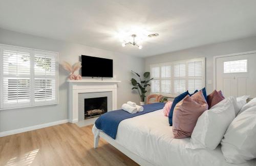 South of Conant House | Chic pool home 6 mi to beach sleeps 8