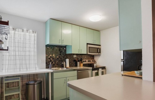 South Congress Condo | Chic Poolside Homebase | Steps from South Congress