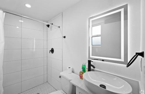 Downtown Los Angeles House | Chic Private Room with Bath-Steps to USC and Downtown LA