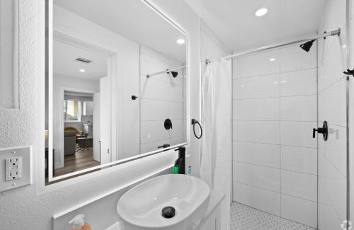 Downtown Los Angeles House | Chic Private Room with Bath-Steps to USC and Downtown LA