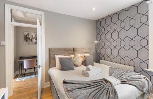 Harringay Apartment | Chic & Radiant Retreat in Harringay Ladder
