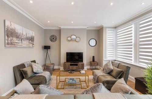 Harringay Apartment | Chic & Radiant Retreat in Harringay Ladder