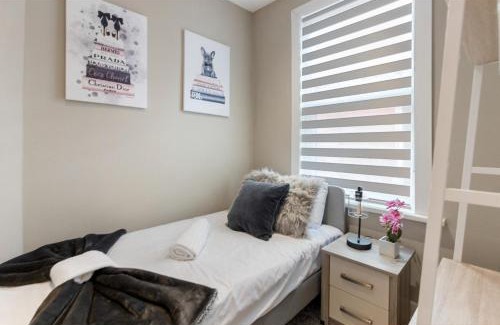 Harringay Apartment | Chic & Radiant Retreat in Harringay Ladder