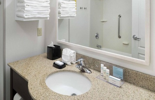 Rochester House | Chic & Relaxing Queen Room w/ Free breakfast!