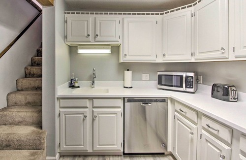 Bartlett Condo | Chic Resort Condo ~ 1 Mi to Attitash Mountain!