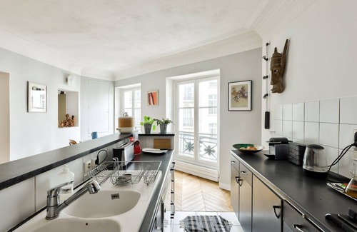Enfants-Rouges Apartment | Chic Retreat – Central Marais