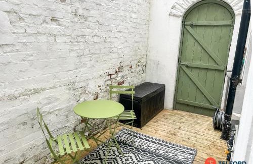 Belfast Apartment | Chic Retreat in Ballyhackamore