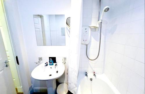 Glasgow Apartment | Chic Retreat in Ibrox