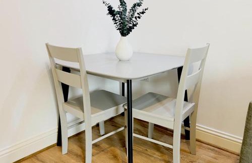 Glasgow Apartment | Chic Retreat in Ibrox