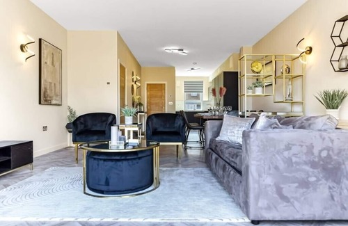 Brixton Hill House | Chic Retreat Residences: 3 BD Haven - Sleeps 10