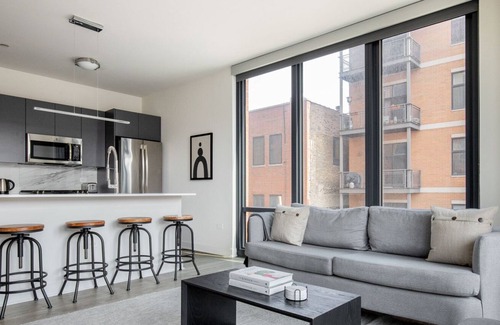 River West Apartment | Chic River West 2BR w/ Gym, Grills & Rooftop, nr I-90, by Blueground