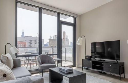 River West Apartment | Chic River West 2BR w/ Gym, Grills & Rooftop, nr I-90, by Blueground