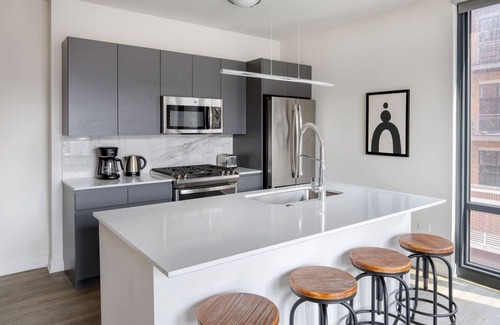 River West Apartment | Chic River West 2BR w/ Gym, Grills & Rooftop, nr I-90, by Blueground