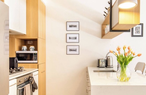South Melbourne Apartment | Chic Sth Melbourne Apartment with Huge Private Courtyard