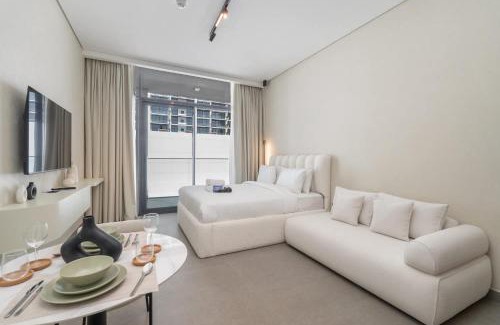 Jumeirah Village Circle Apartment | Chic Studio in Oxford Terraces with Pool & Gym