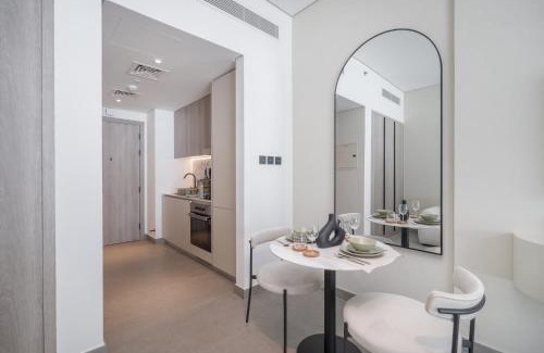 Jumeirah Village Circle Apartment | Chic Studio in Oxford Terraces with Pool & Gym