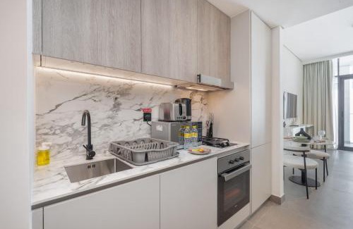 Jumeirah Village Circle Apartment | Chic Studio in Oxford Terraces with Pool & Gym