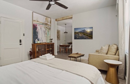 Corridor South Apartment | Chic Studio Oasis | 3 Min to Asian Vibes! Full Kitchen & Easy Check-in