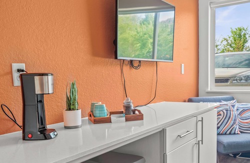 Cedar Falls Apartment | Chic studio with fitness room and AC in marvelous Cedar Falls