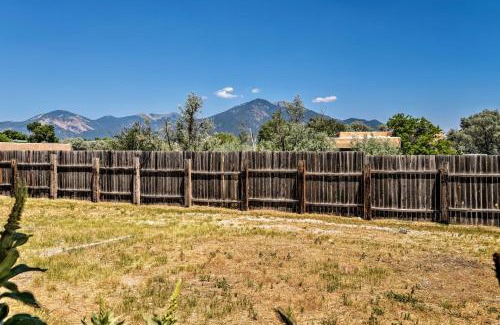 El Prado Apartment | Chic Studio with Grill - 25 Mins to Taos Ski Valley!