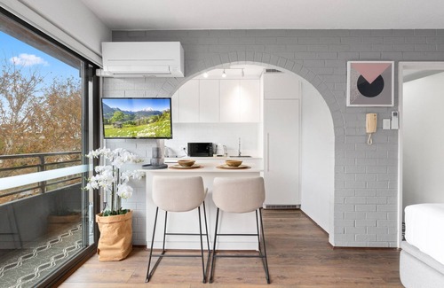 Potts Point Apartment | Chic Studio with Pool Overlooking the City