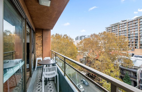 Potts Point Apartment | Chic Studio with Pool Overlooking the City