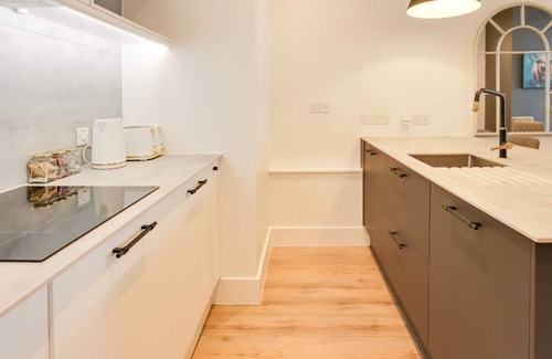 Westcliff-on-Sea Apartment | Chic & Stylish 1BR City Centre Nr Cliffs Pavillion by Luxiety Stays