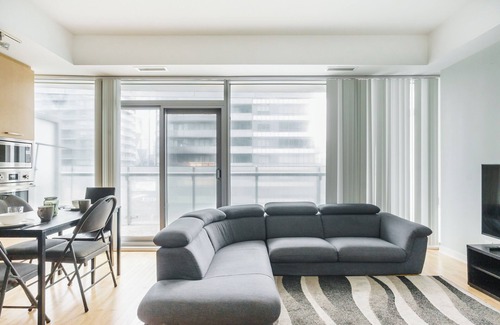 Toronto Entertainment District Hotel | Chic suite in hotel Downtown Toronto with, walk to CN Tower