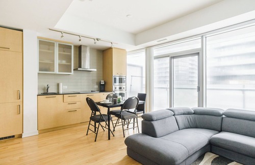 Toronto Entertainment District Hotel | Chic suite in hotel Downtown Toronto with, walk to CN Tower