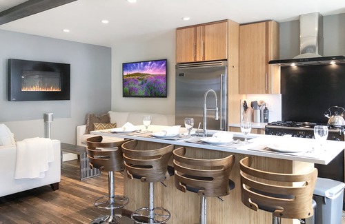 Downtown Park City House | Chic Tiny Home Private Hot Tub Steps from Main Street Love Bird's Paradise!