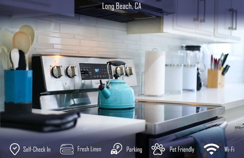 Circle Area House | Chic Townhome Private Pool Sleeps 8+