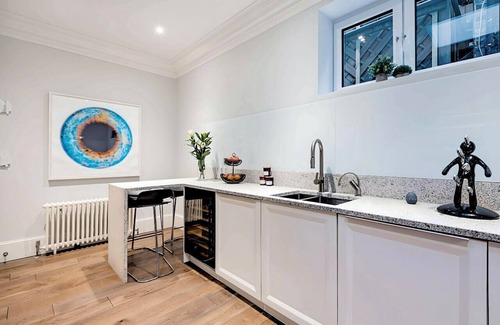 London City Centre House | Chic Townhouse in Trafalgar Sq & Covent Garden